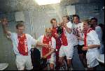 VOETBAL;AMSTELCUP;ROTTERDAM;AJAX-FORTUNA SC;13 MEI 1999 Ajax spuit kwistig met de champagne in de kleedkamer
Copyright: Soenar Chamid